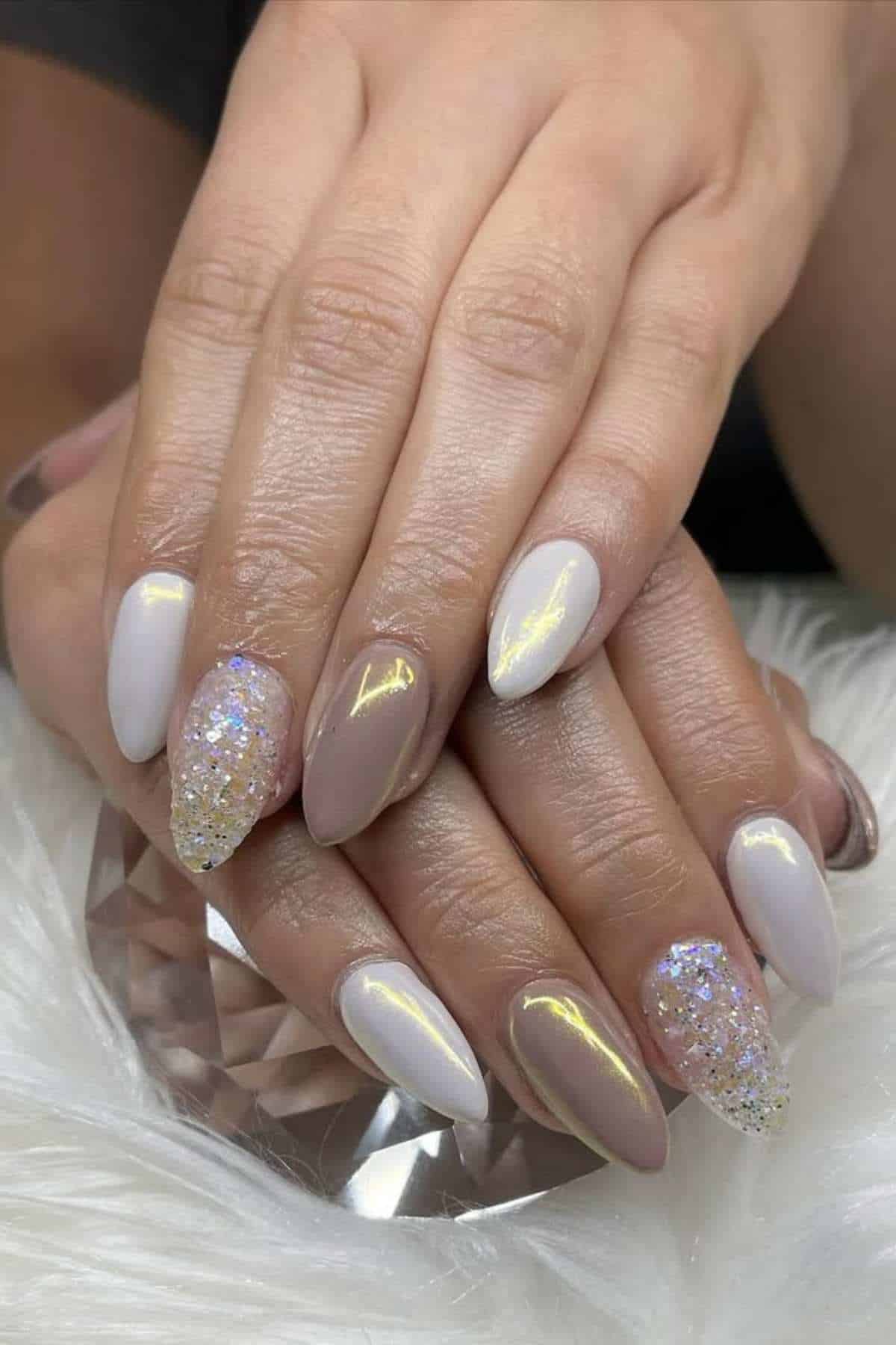 Off-White Taupe Gold Chrome Glitter Accents Off-White Taupe Gold Chrome Glitter Accents — Winter Glitter Nails