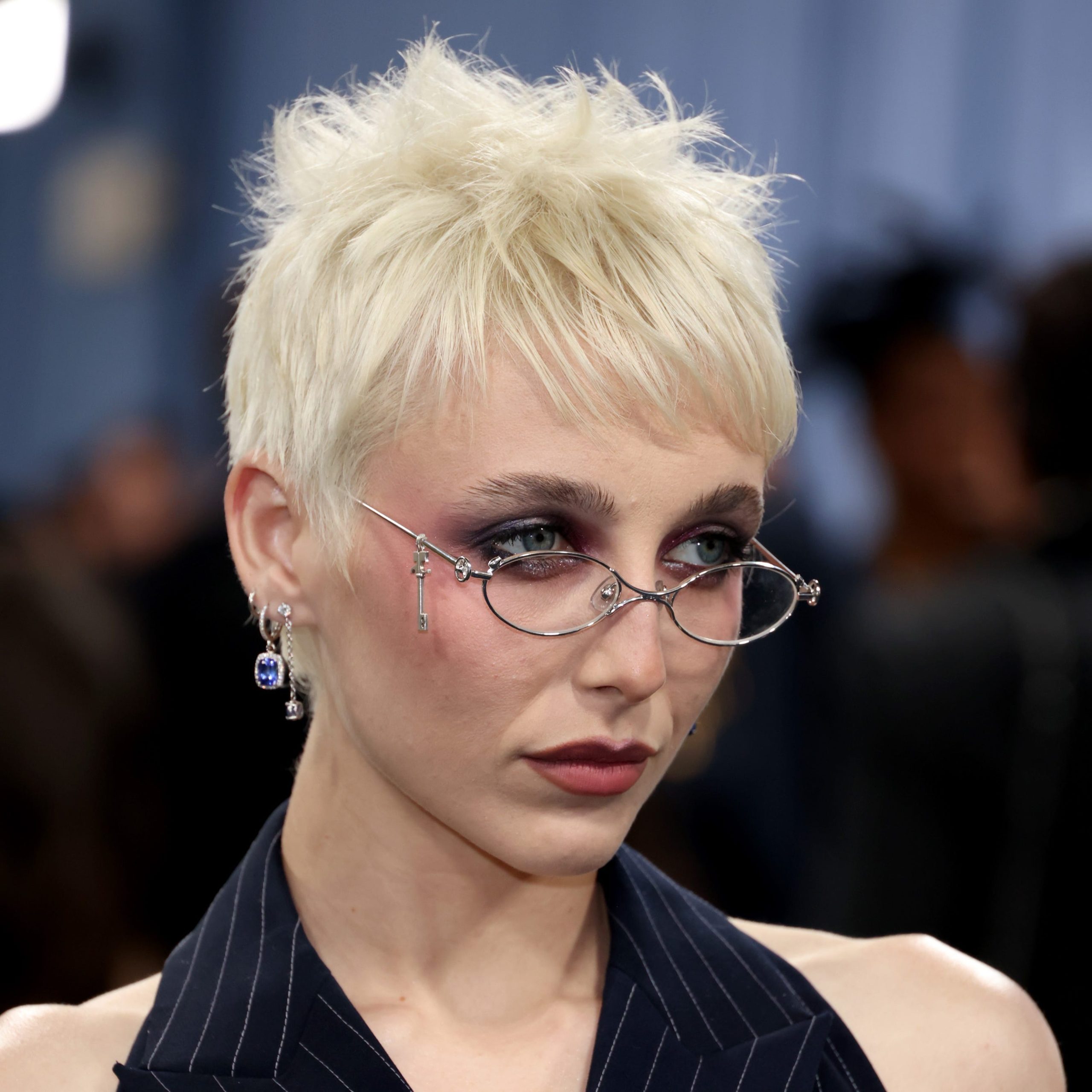 Messy Ash Blonde Pixie With Choppy Bangs Messy Ash Blonde Pixie With Choppy Bangs — Winter Pixie Haircuts