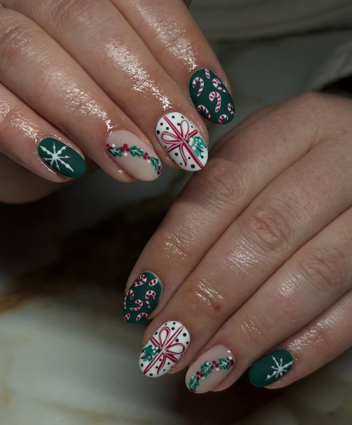 Mixed Finish Christmas Motif Short Oval Nails Mixed Finish Christmas Motif Short Oval Nails — Natural Winter Nails