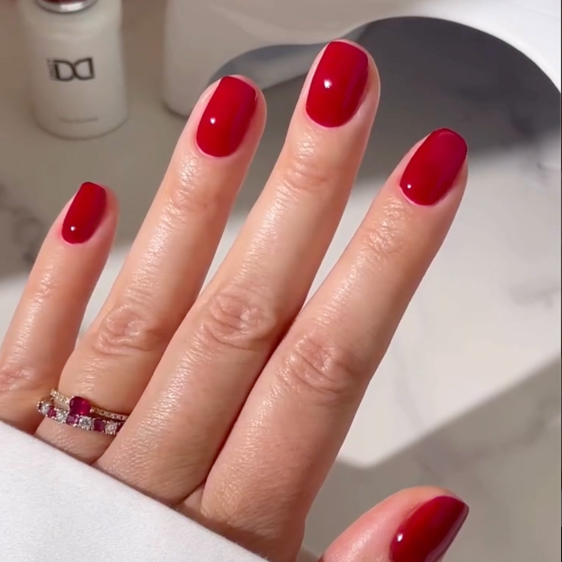 Deep Vibrant Red Medium Oval Deep Vibrant Red Medium Oval — Winter Gel Nail Colors