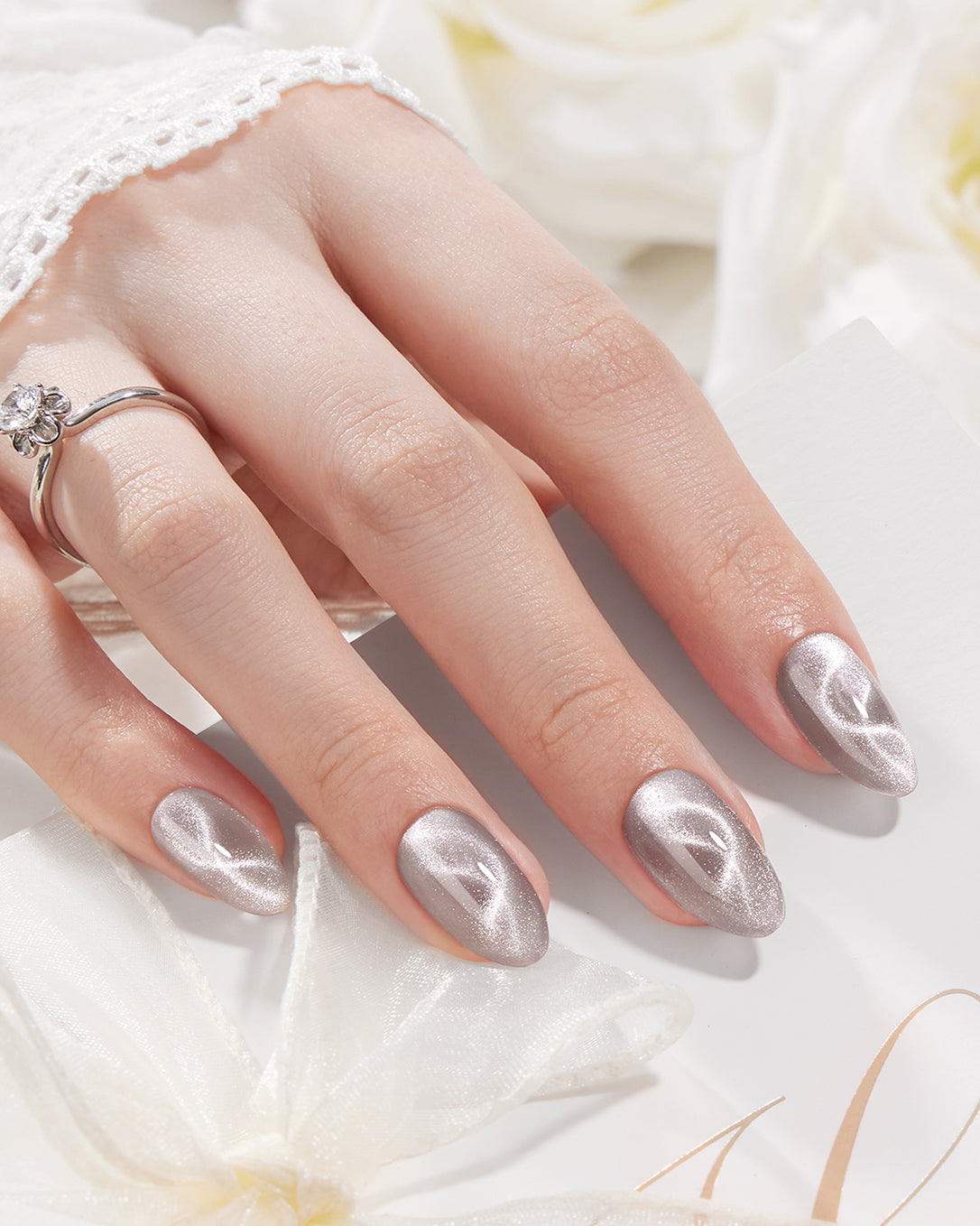 Cat-Eye Visual Idea Cat-Eye Visual Idea — Winter Oval Nails