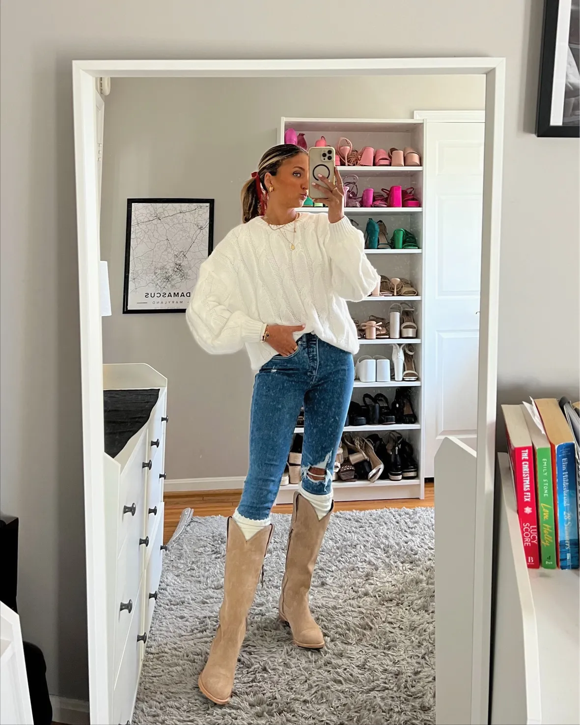 White Knee-High Socks as Leg Warmers with Ripped Jeans White Knee-High Socks as Leg Warmers with Ripped Jeans — Leg Warmers Outfits