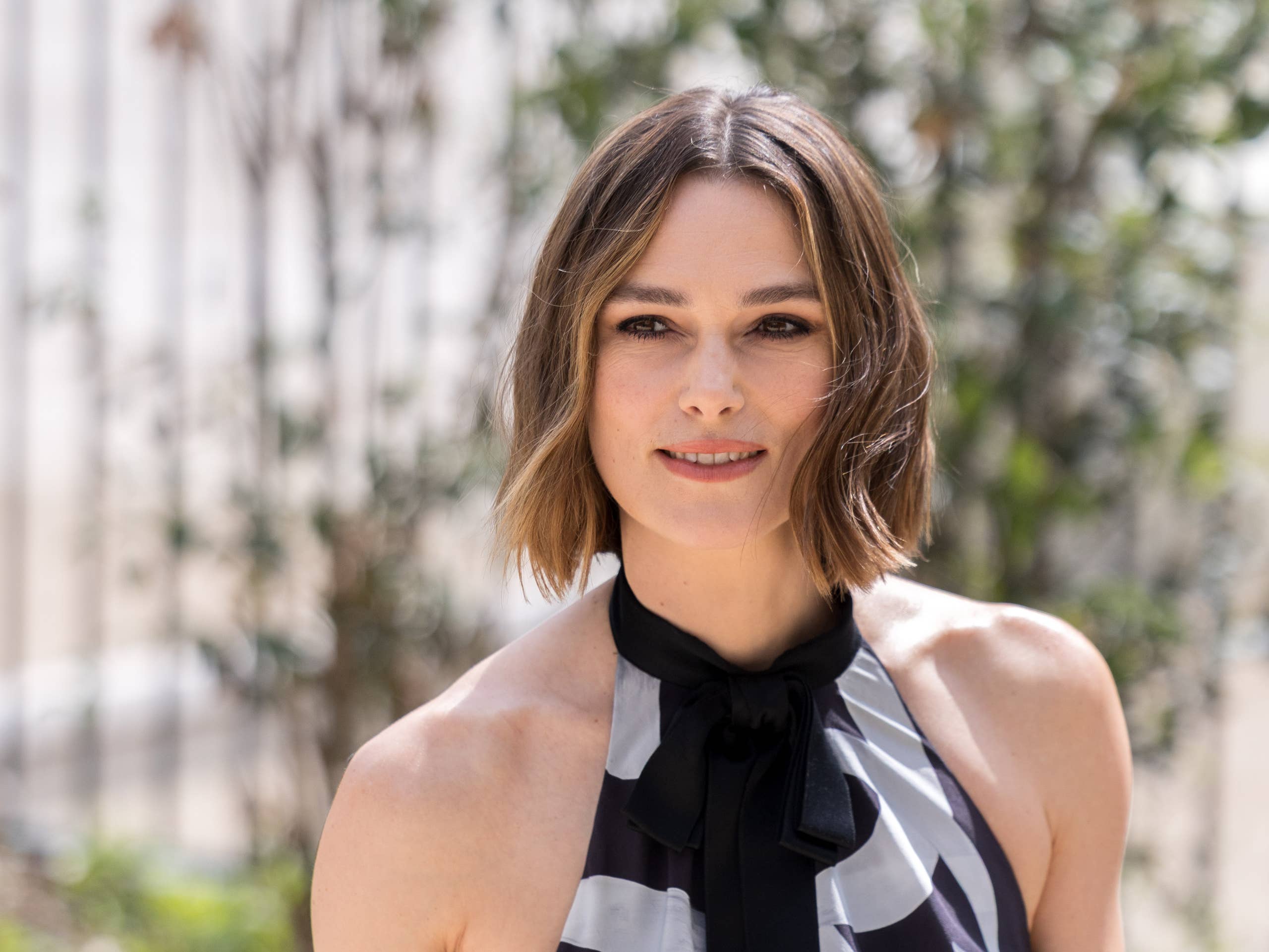 Chin Bob With Subtle Highlights Chin Bob With Subtle Highlights — Winter Haircuts for Thin Hair