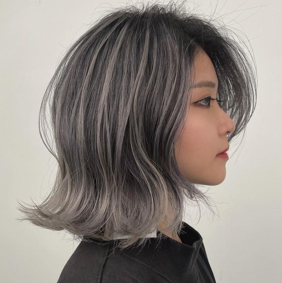 Chin Bob with Wavy Texture and Color Contrast Chin Bob with Wavy Texture and Color Contrast — Winter Haircuts for Gray Hair