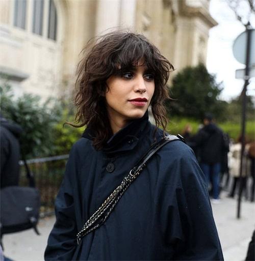 Textured Slightly Messy Collarbone Dark Brown Shag With Full Bangs Textured Slightly Messy Collarbone Dark Brown Shag With Full Bangs — Winter Shag Haircuts