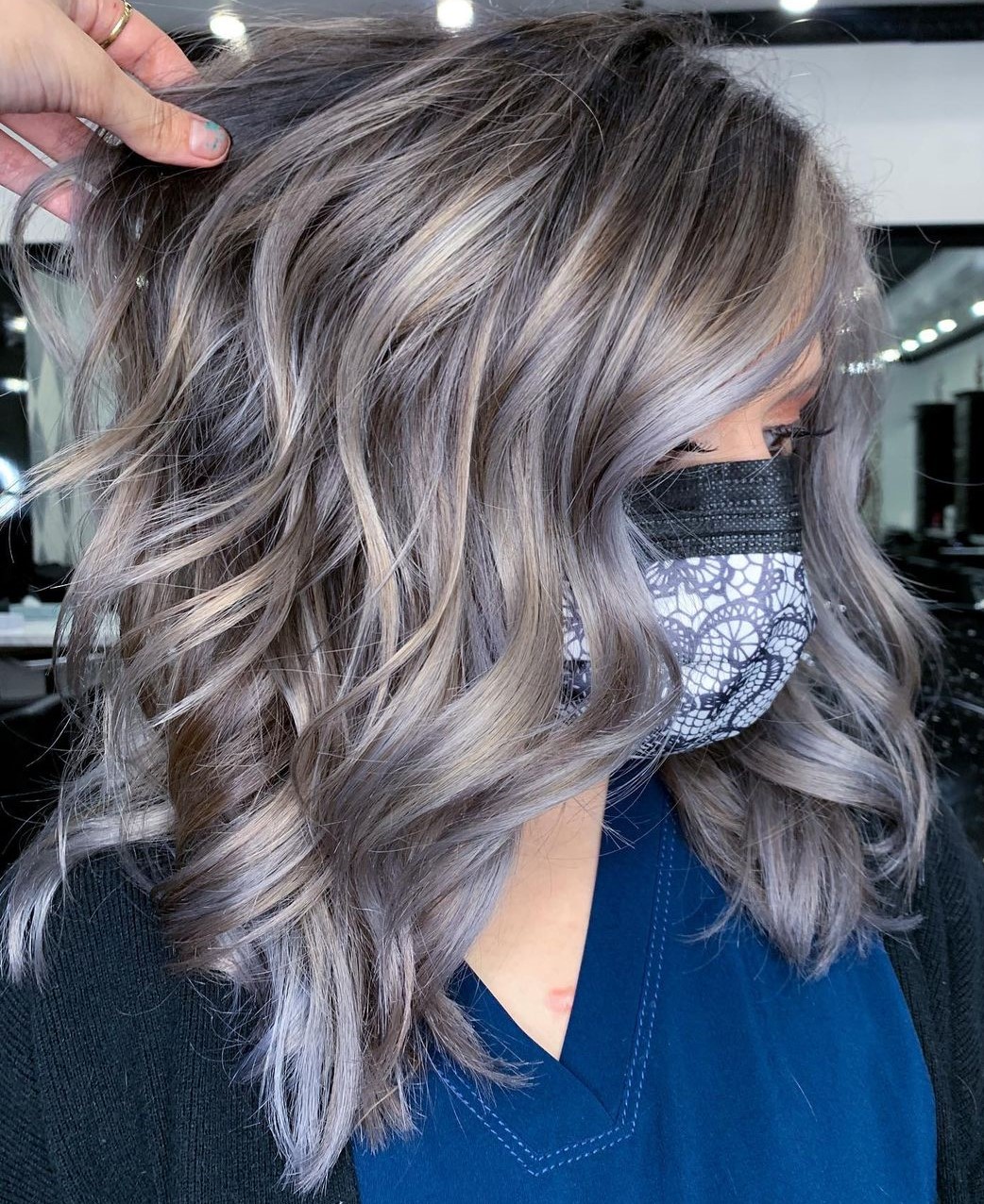 Collarbone Wavy Ashy Gray Blowout — Gray Blending Highlights