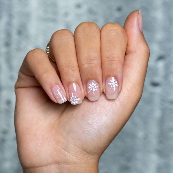 Subtle Snowflake Glitter Short Square Nails Subtle Snowflake Glitter Short Square Nails — Natural Winter Nails