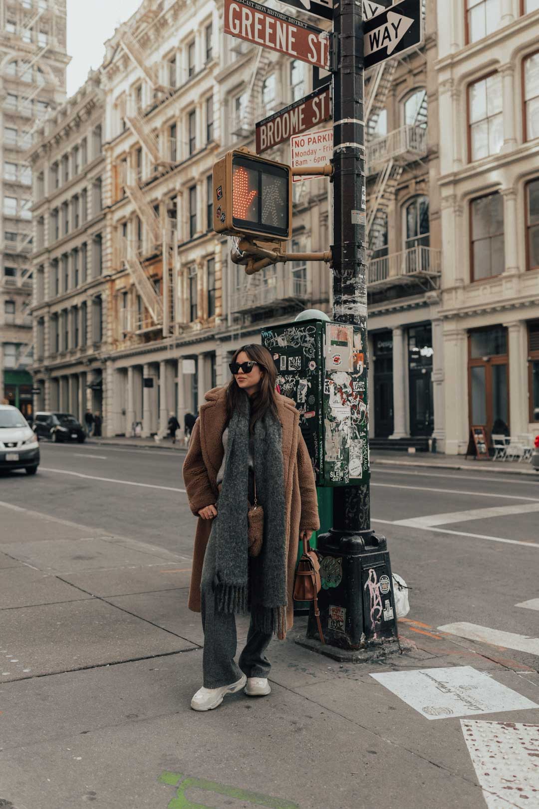 Long Teddy Coat and Wide-Leg Trousers for Relaxed City Style Long Teddy Coat and Wide-Leg Trousers for Relaxed City Style — Winter Outfits