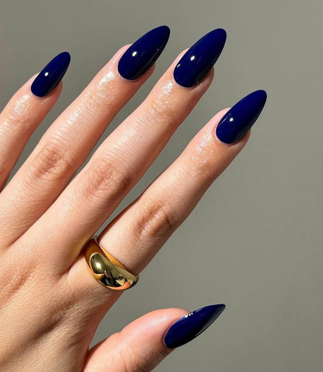 Deep Glossy Navy Blue Medium Stiletto Nails Deep Glossy Navy Blue Medium Stiletto Nails — Winter Nail Colors for Pale Skin