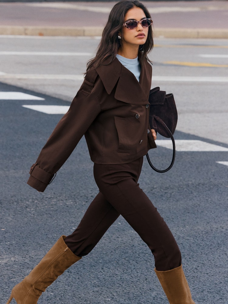 Cropped Brown Jacket with Wide Lapels and Suede Boots Cropped Brown Jacket with Wide Lapels and Suede Boots — Brown Coat Outfits