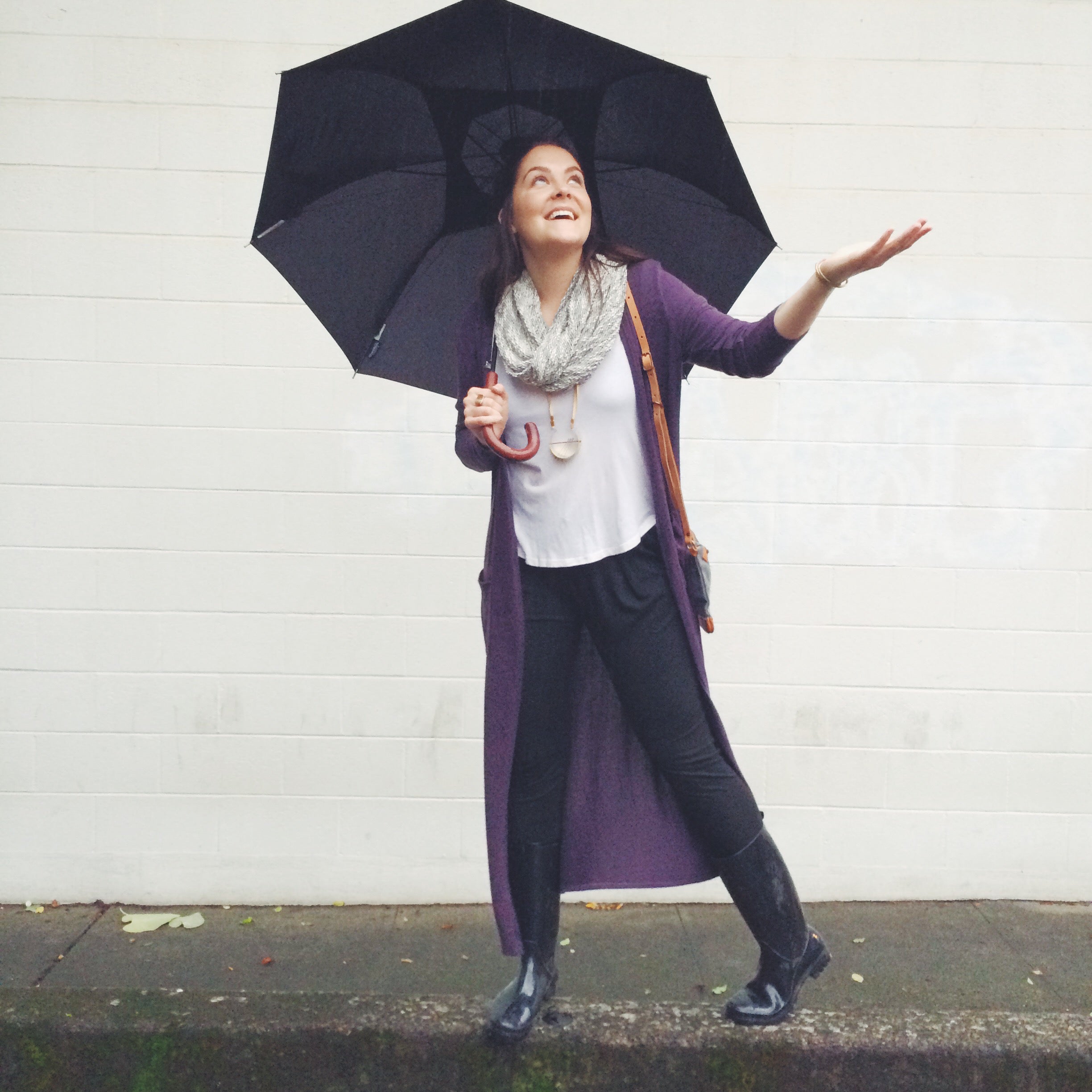 Long Purple Cardigan for a Cozy Rainy Day Look Long Purple Cardigan for a Cozy Rainy Day Look — Colorful Winter Outfits