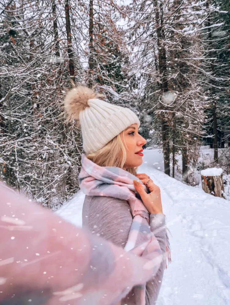 Cozy Knitwear and Plaid Scarf for a Snowy Forest Cozy Knitwear and Plaid Scarf for a Snowy Forest — Winter Photoshoot Outfits