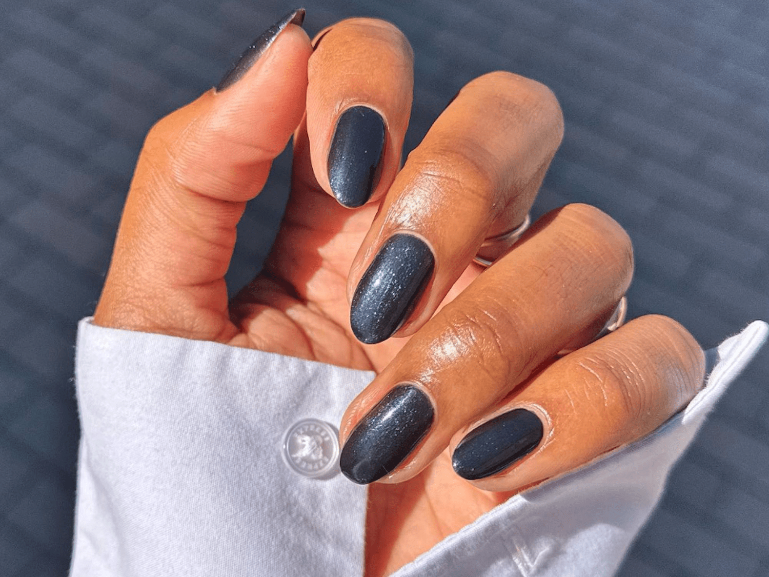 Shimmering Dark Grey Oval Nails Shimmering Dark Grey Oval Nails — Cute Winter Nails