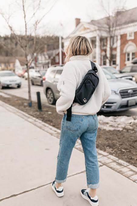 Cream Fleece Jacket with Ripped Jeans Cream Fleece Jacket with Ripped Jeans — Fleece Jacket Outfits