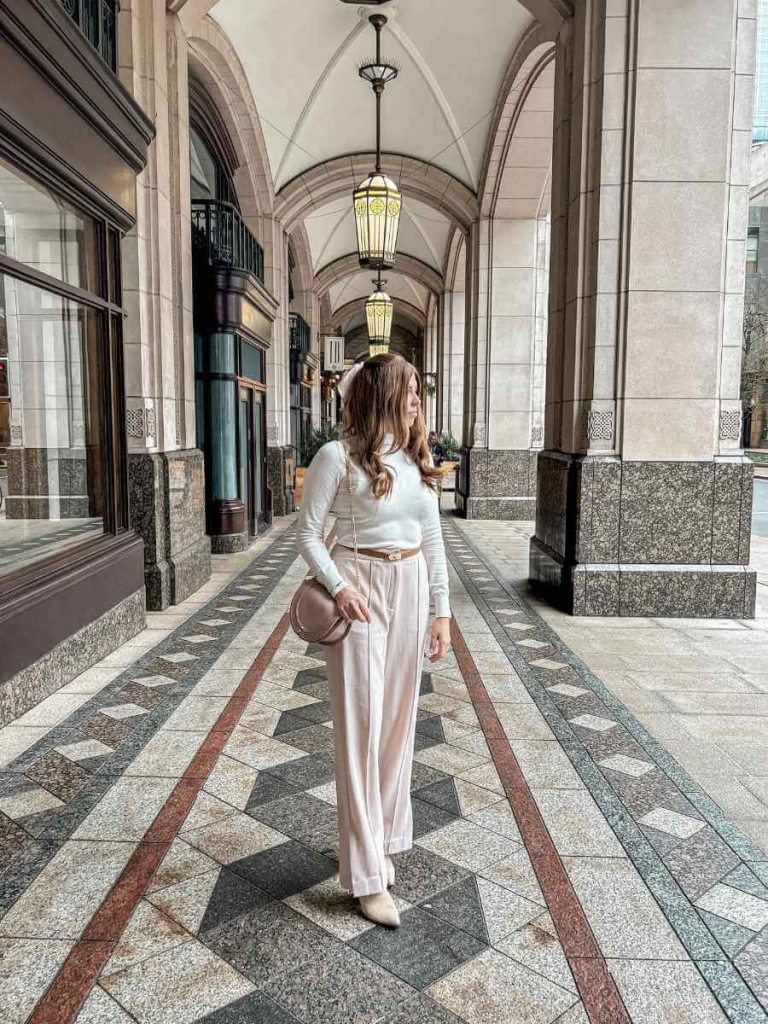 Elegant Wide-Leg Trousers with Cream Top Elegant Wide-Leg Trousers with Cream Top — Old Money Winter Outfits