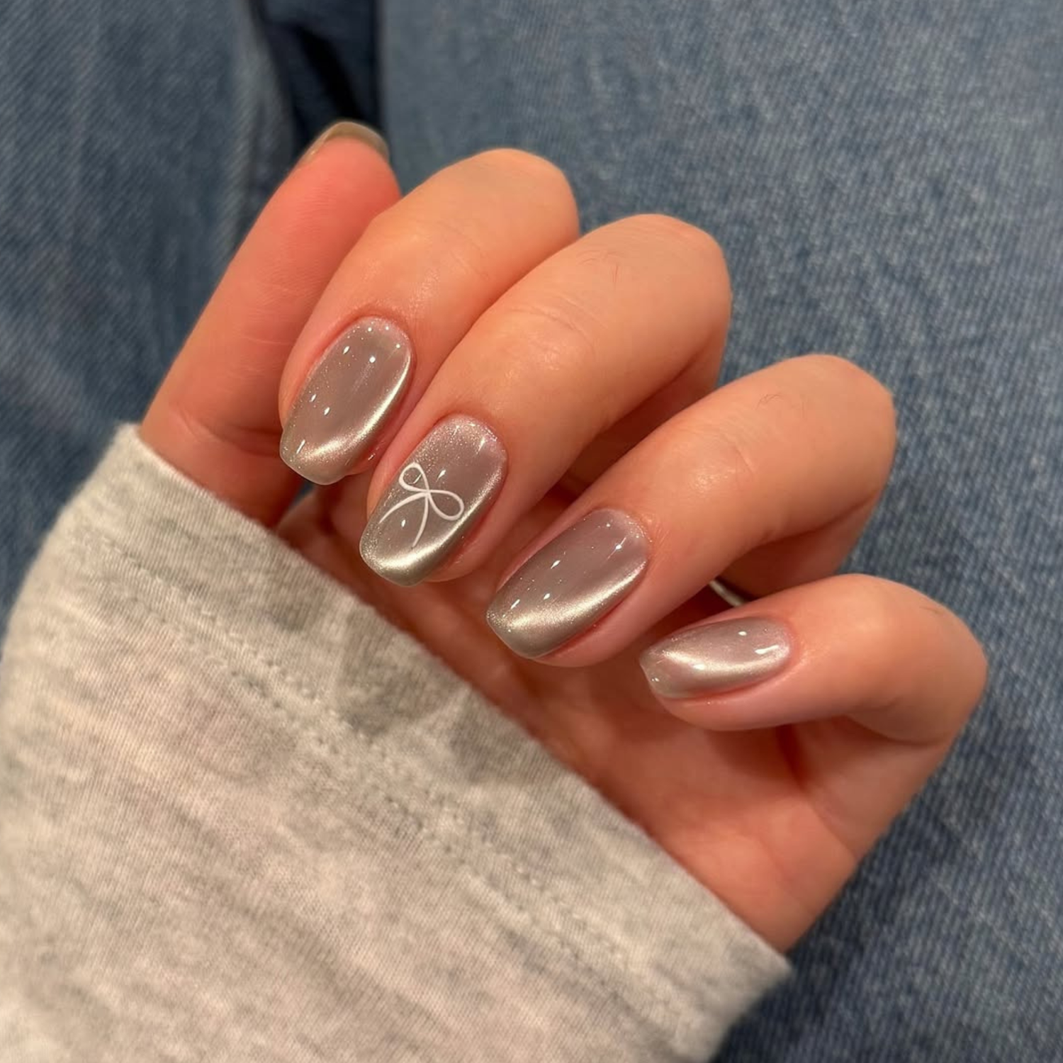 Subtle Taupe Cat Eye with Bow Subtle Taupe Cat Eye with Bow — Winter Cat Eye Nails