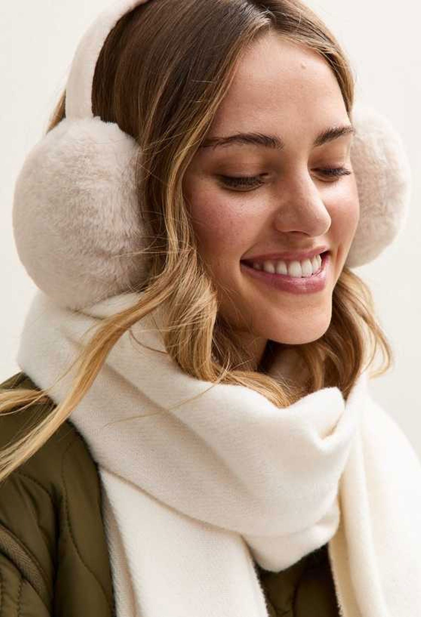 Plush Comfort: Cream Earmuffs with Matching Scarf Plush Comfort: Cream Earmuffs with Matching Scarf — Earmuffs Outfits