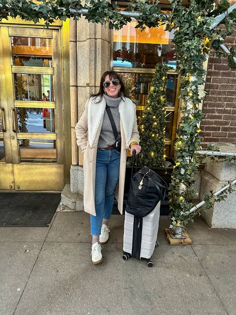 Shearling Collar Coat for Travel Comfort Shearling Collar Coat for Travel Comfort — Early Winter Outfits