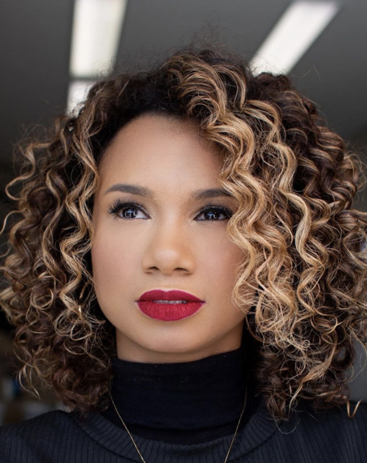 Layered Curly Bob With Blonde Highlights Layered Curly Bob With Blonde Highlights — Winter Haircuts for Round Faces