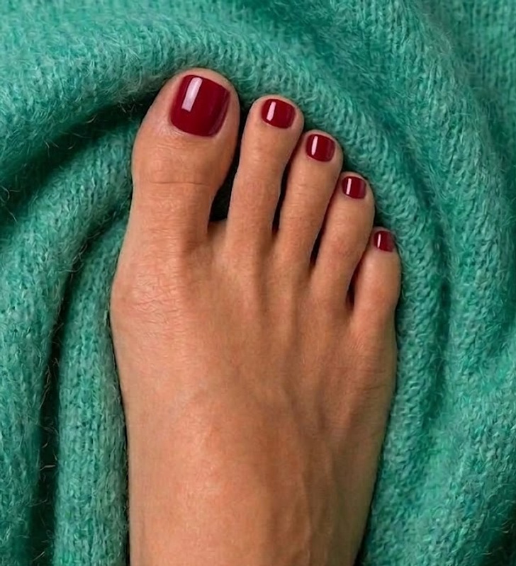 Deep Red Glossy Medium Square Toes — Winter Toe Nails