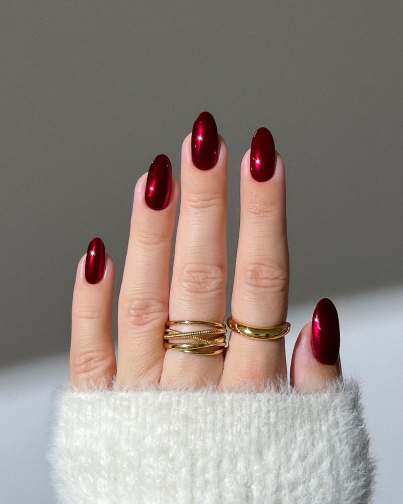 Metallic Red Glossy Medium Oval Nails Metallic Red Glossy Medium Oval Nails — Winter Red Nails