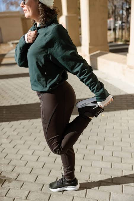 Dark Green Hoodie and Brown Leggings for Active Style — Winter Athleisure Outfits