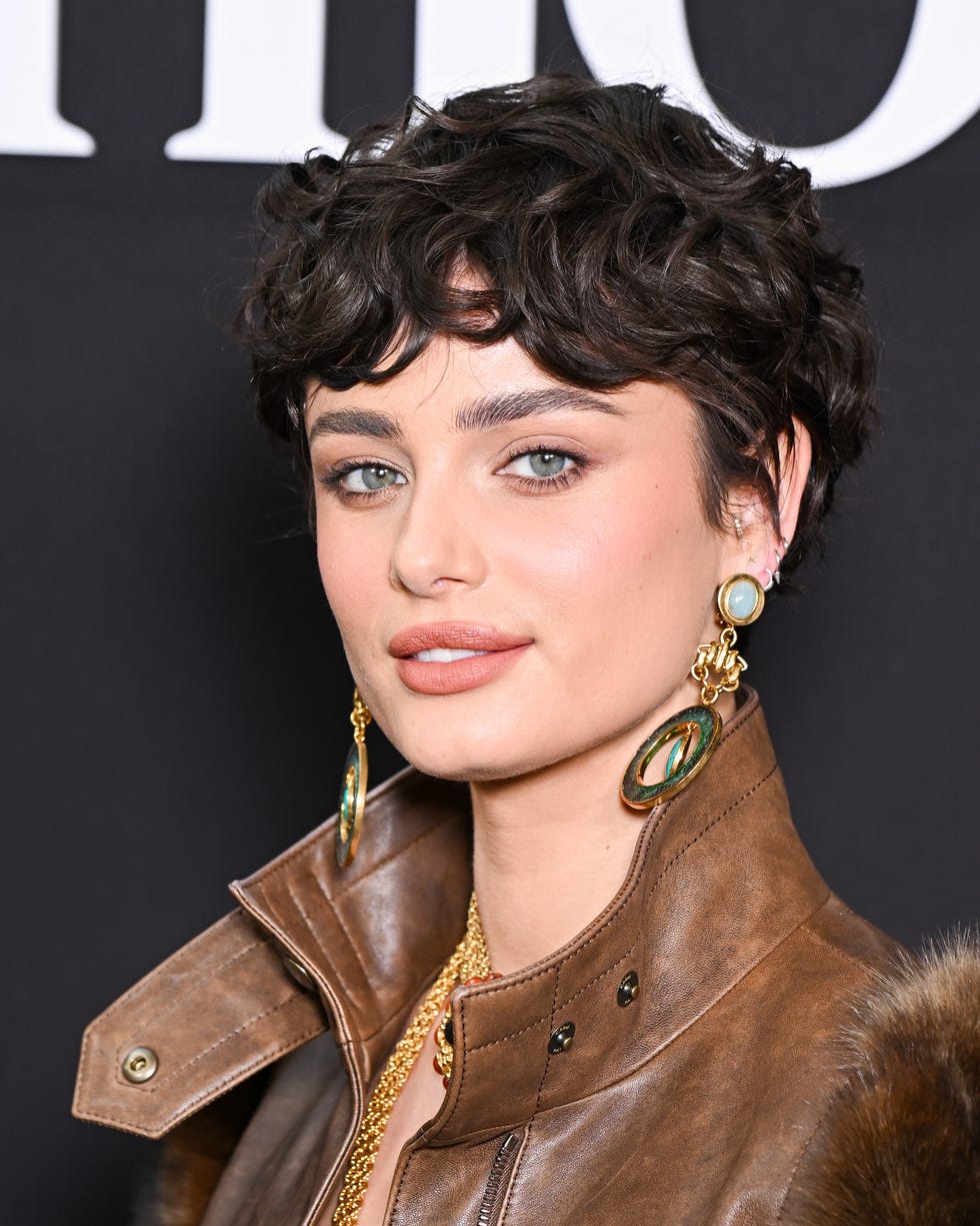 Bold Voluminous Curly Pixie Bold Voluminous Curly Pixie — Short Winter Haircuts