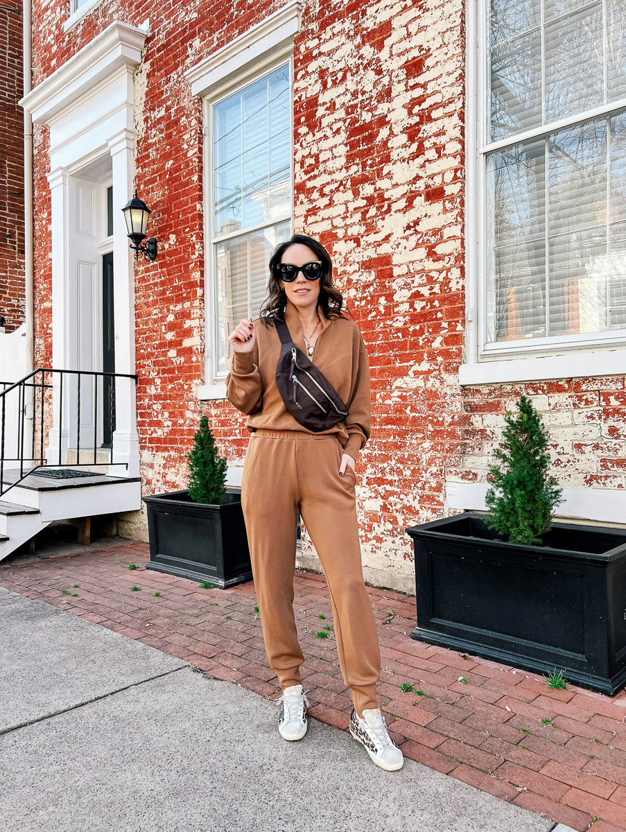 Cozy Brown Quarter-Zip Sweatshirt Set with Leopard Sneakers for Loungewear Style Cozy Brown Quarter-Zip Sweatshirt Set with Leopard Sneakers for Loungewear Style — Fall to Winter Outfits