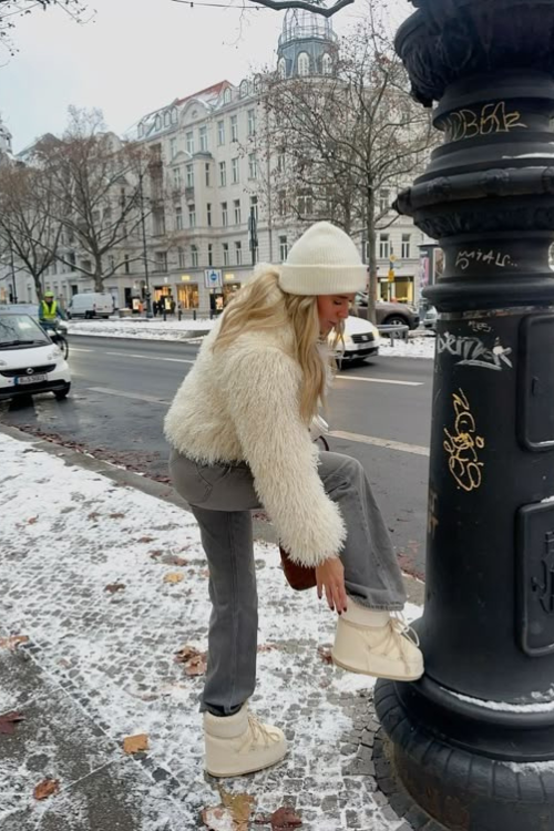 Cozy Cream Moon Boots for Snowy Streets Cozy Cream Moon Boots for Snowy Streets — Moon Boots Outfits