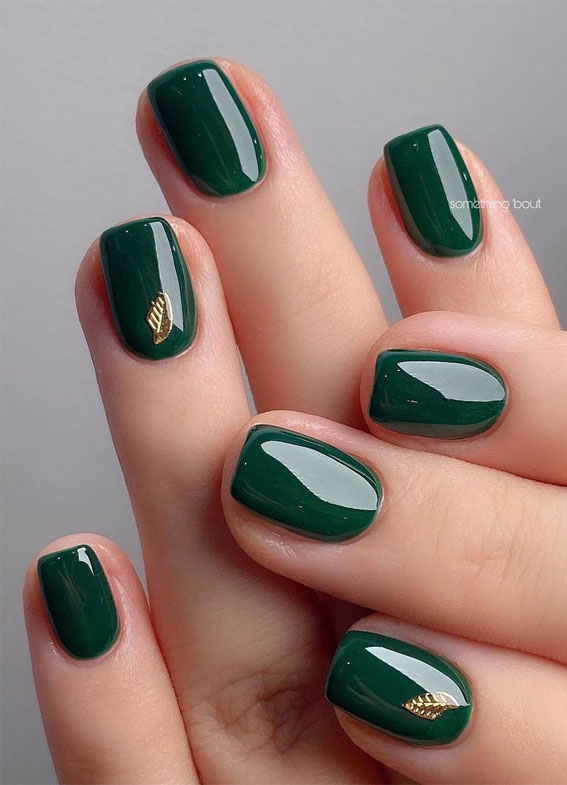 Short Deep Green Nails with Gold Leaf Short Deep Green Nails with Gold Leaf — Winter Green Nails