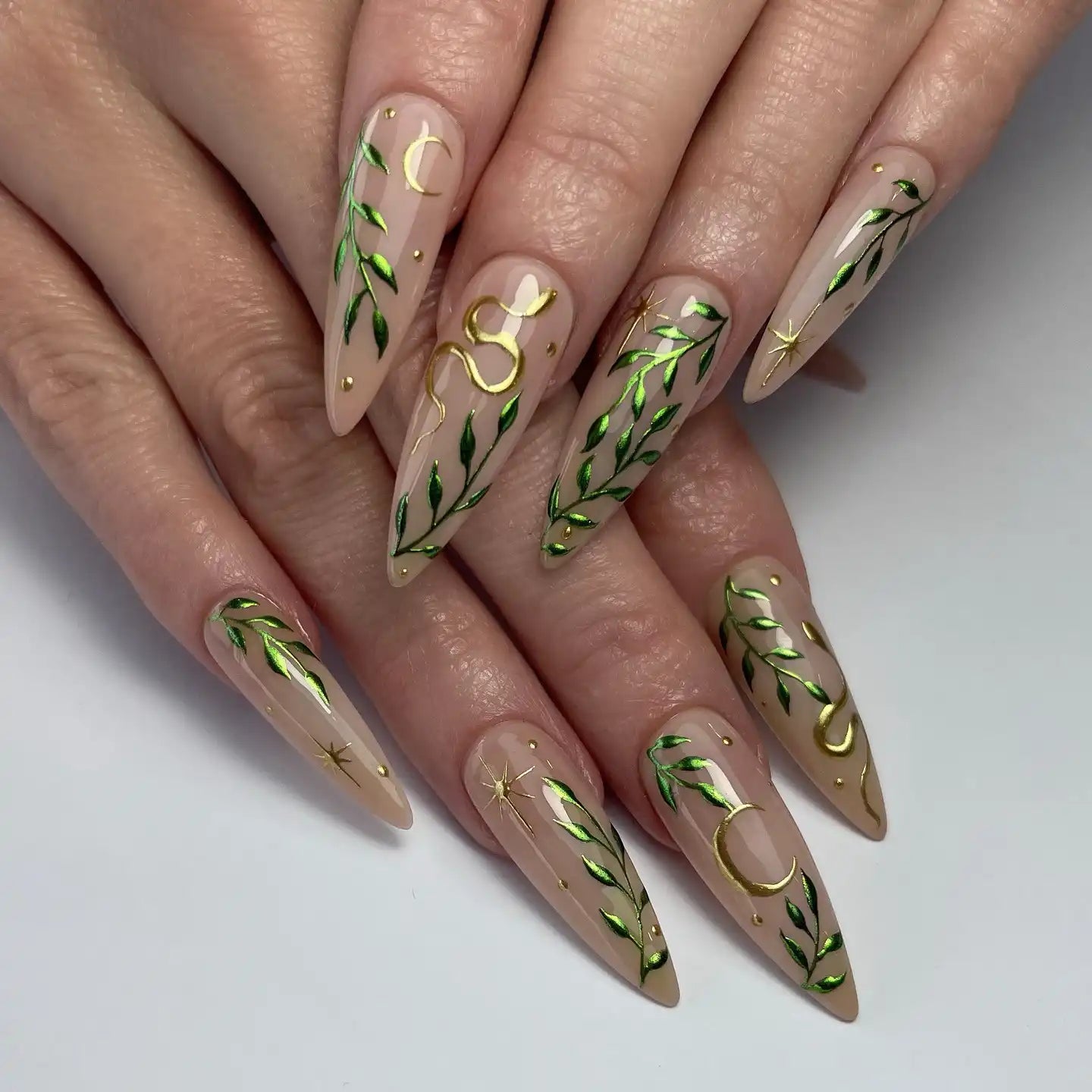 Nude with Emerald Vine and Celestial Art Nude with Emerald Vine and Celestial Art — Emerald Green Nails