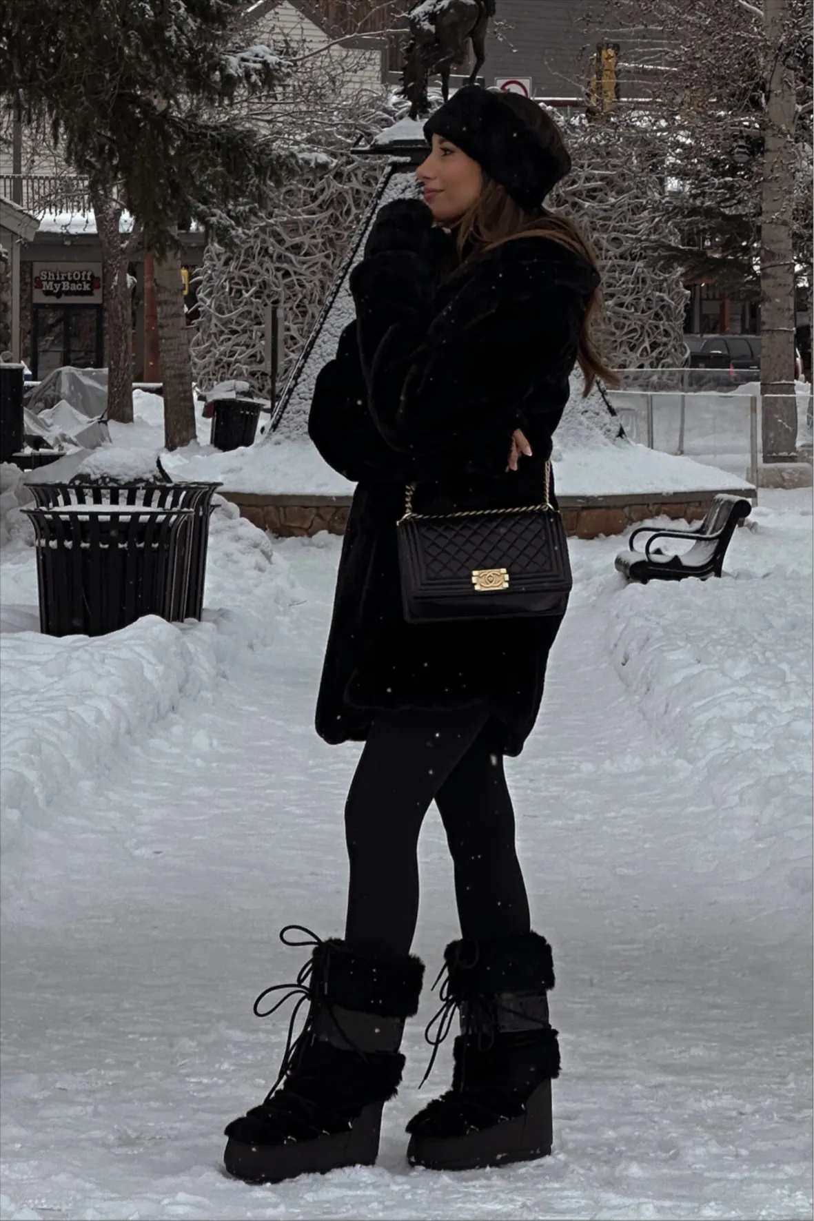 Winter Outdoor Oversized Faux Fur Coat with Black Laced Snow Boots Winter Outdoor Oversized Faux Fur Coat with Black Laced Snow Boots — Snow Boots Outfits