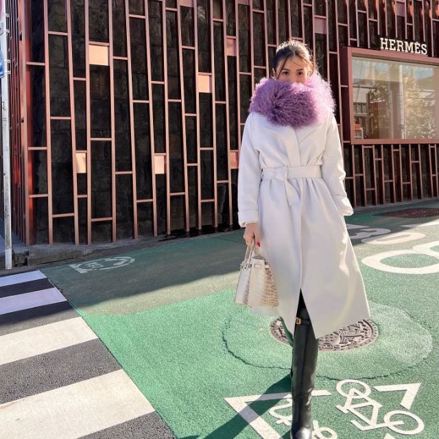 White Belted Wool Coat with Purple Faux Fur Scarf for Chic Outings — Japan Winter Outfits