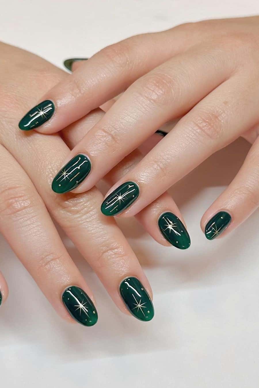 Minimalist Gold Starburst Oval Nails Minimalist Gold Starburst Oval Nails — Emerald Green Nails