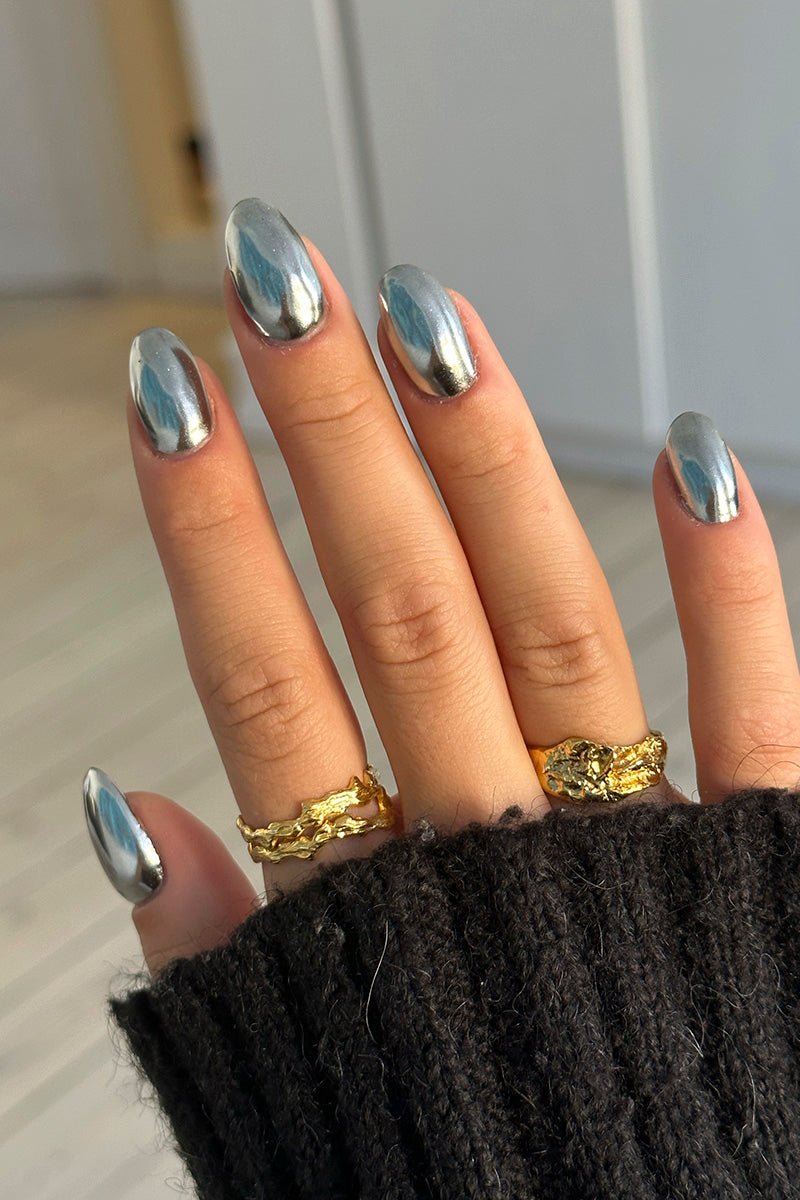 None Medium Oval Mirror Chrome None Medium Oval Mirror Chrome — Silver Chrome Nails