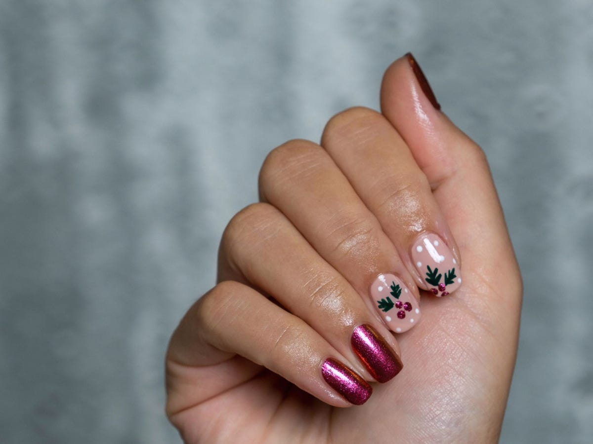 Holly Berry And Leaf Motifs Polka Dots Visual Idea Holly Berry And Leaf Motifs Polka Dots Visual Idea — Short Winter Square Nails