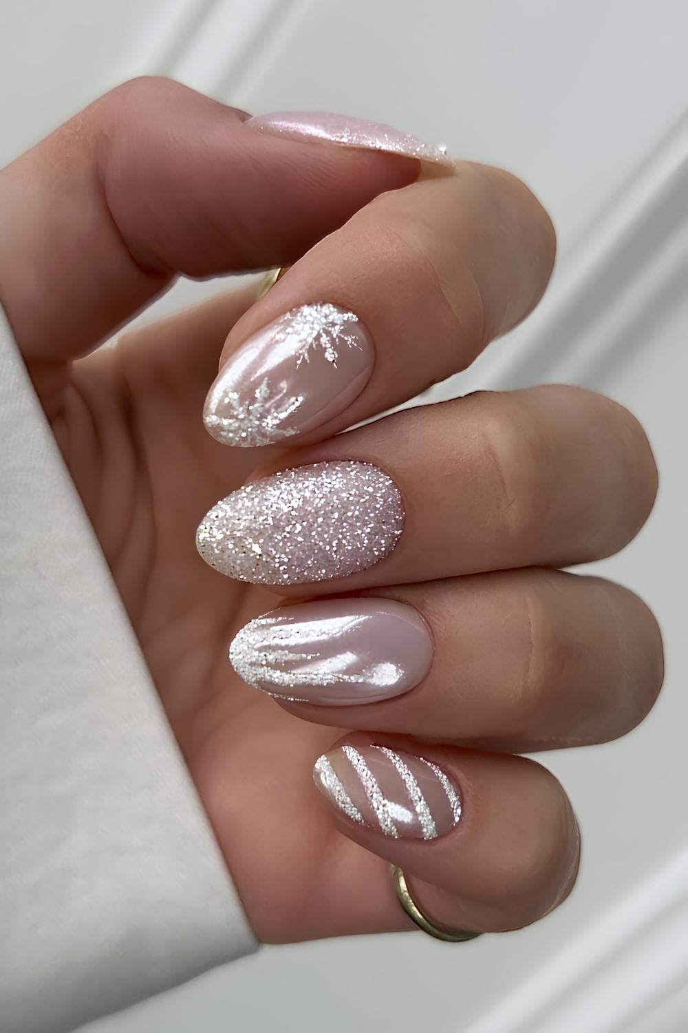 Medium Oval Nude Glitter Snowflakes Lines Medium Oval Nude Glitter Snowflakes Lines — Winter White Nails