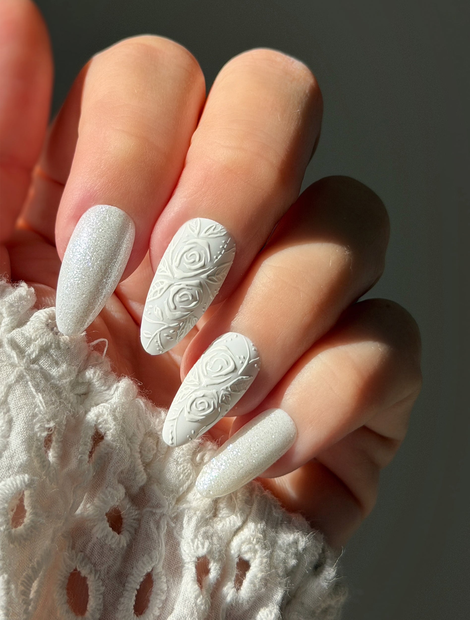 Medium Almond White 3D Roses Glitter Medium Almond White 3D Roses Glitter — Winter White Nails
