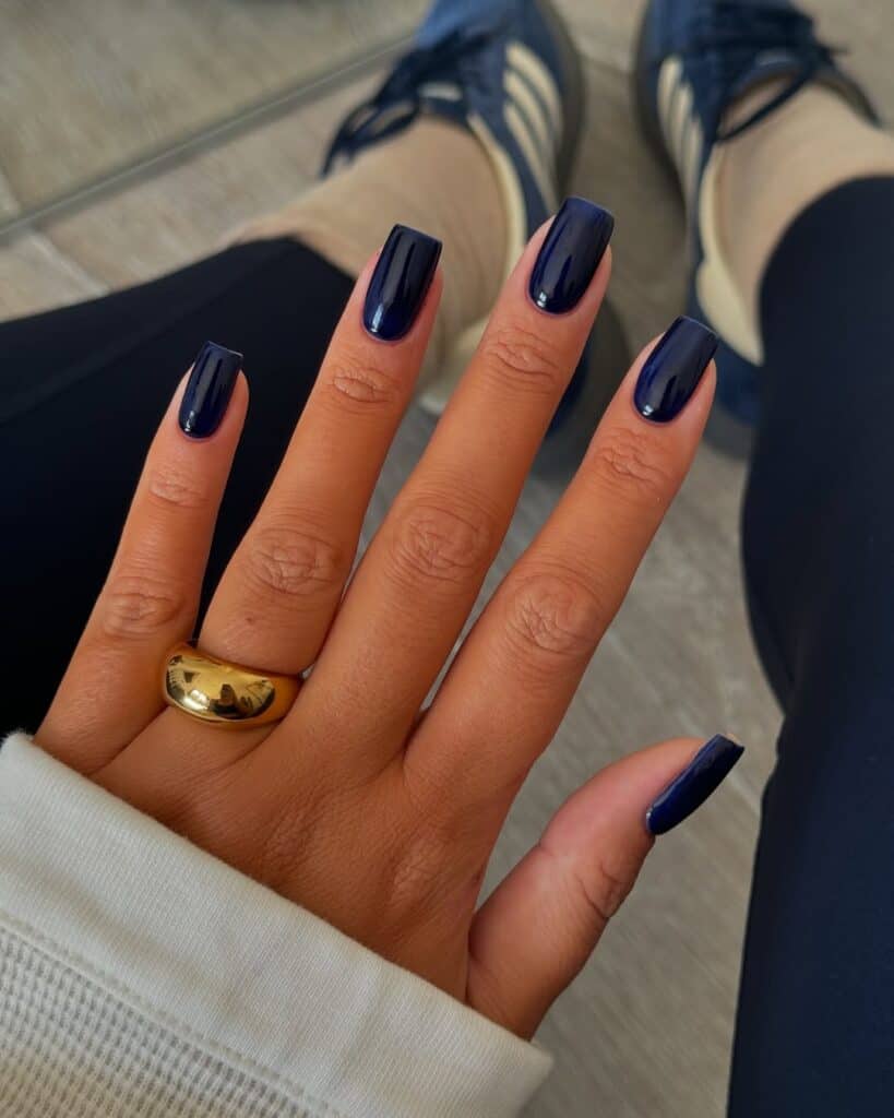 18 navy nail designs to note - Scratch