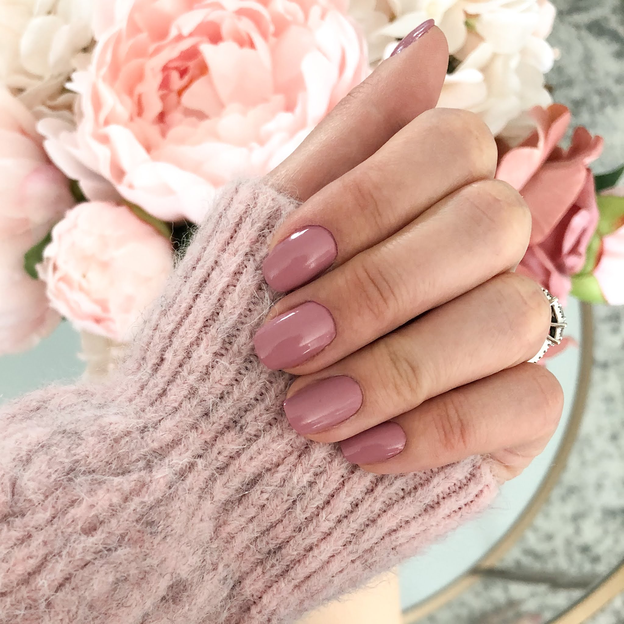 Dusty Rose Glossy Oval Nails Dusty Rose Glossy Oval Nails — Winter Pink Nails
