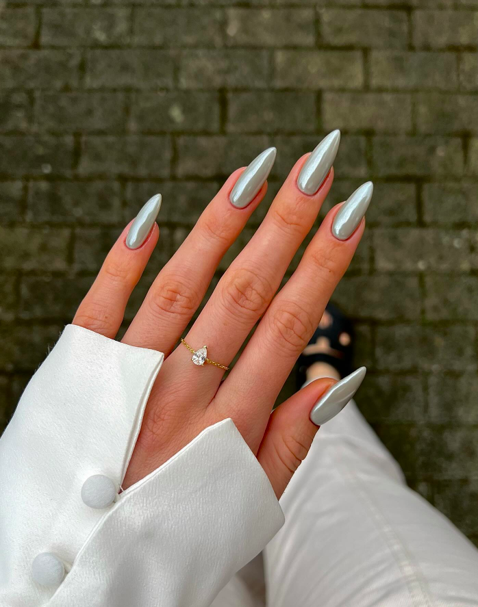 Pale Silver Chrome Stiletto Nails Pale Silver Chrome Stiletto Nails — Winter Nail Colors for Women Over 40
