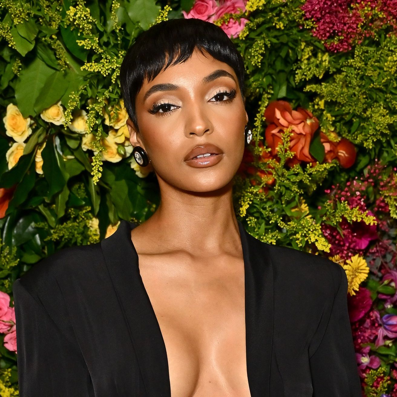 Sleek Black Pixie With Blunt Bangs Sleek Black Pixie With Blunt Bangs — Winter Pixie Haircuts