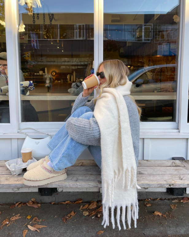 Chunky Knit Scarf and Grey Sweater for Cozy Texture Chunky Knit Scarf and Grey Sweater for Cozy Texture — Aesthetic Winter Outfits