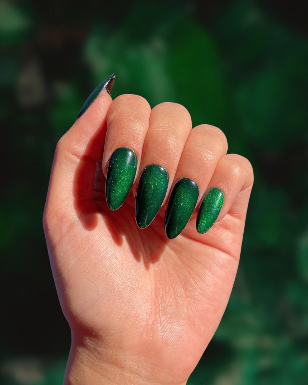 Vibrant Emerald Cat Eye Oval Nails Vibrant Emerald Cat Eye Oval Nails — Emerald Green Nails