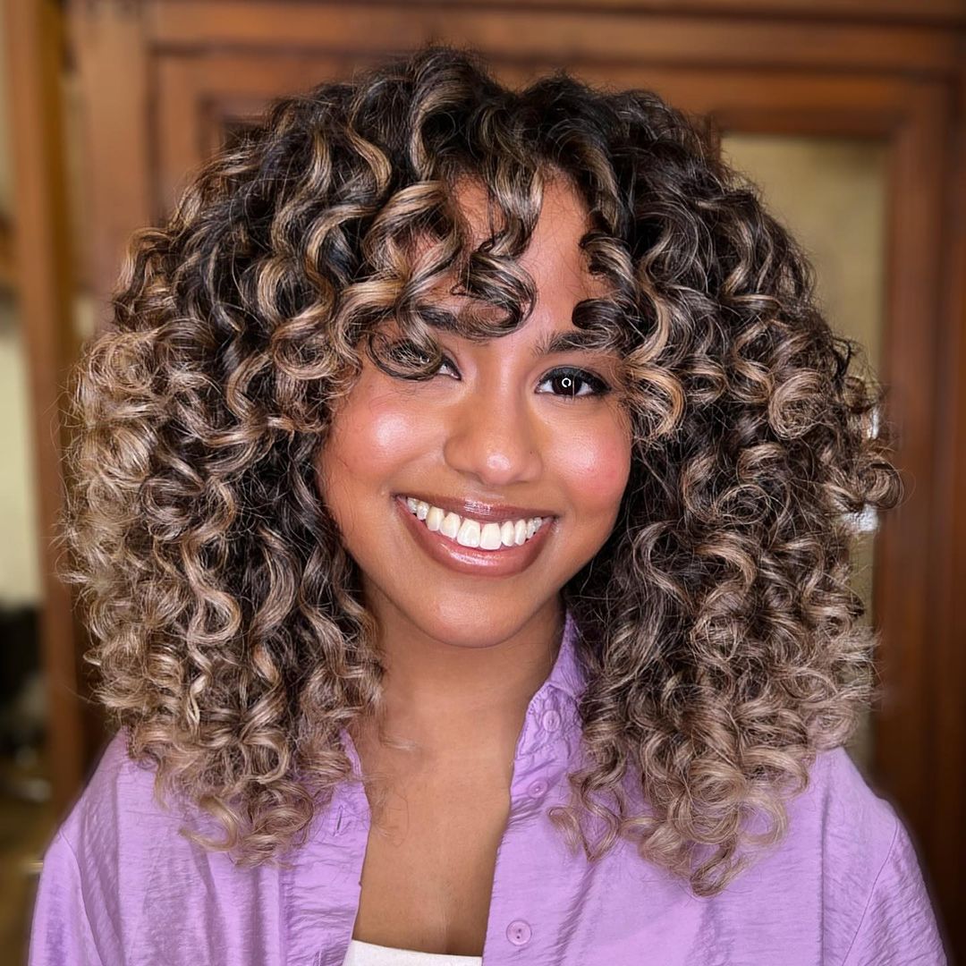 Shoulder Curls With Caramel Blonde Highlights Shoulder Curls With Caramel Blonde Highlights — Blonde to Brunette Hair