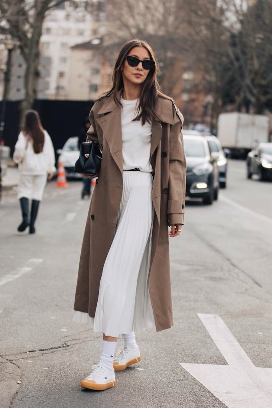 Smart Casual: Brown Trench Coat with Pleated Skirt and Sneakers Smart Casual: Brown Trench Coat with Pleated Skirt and Sneakers — Long Coat Outfits