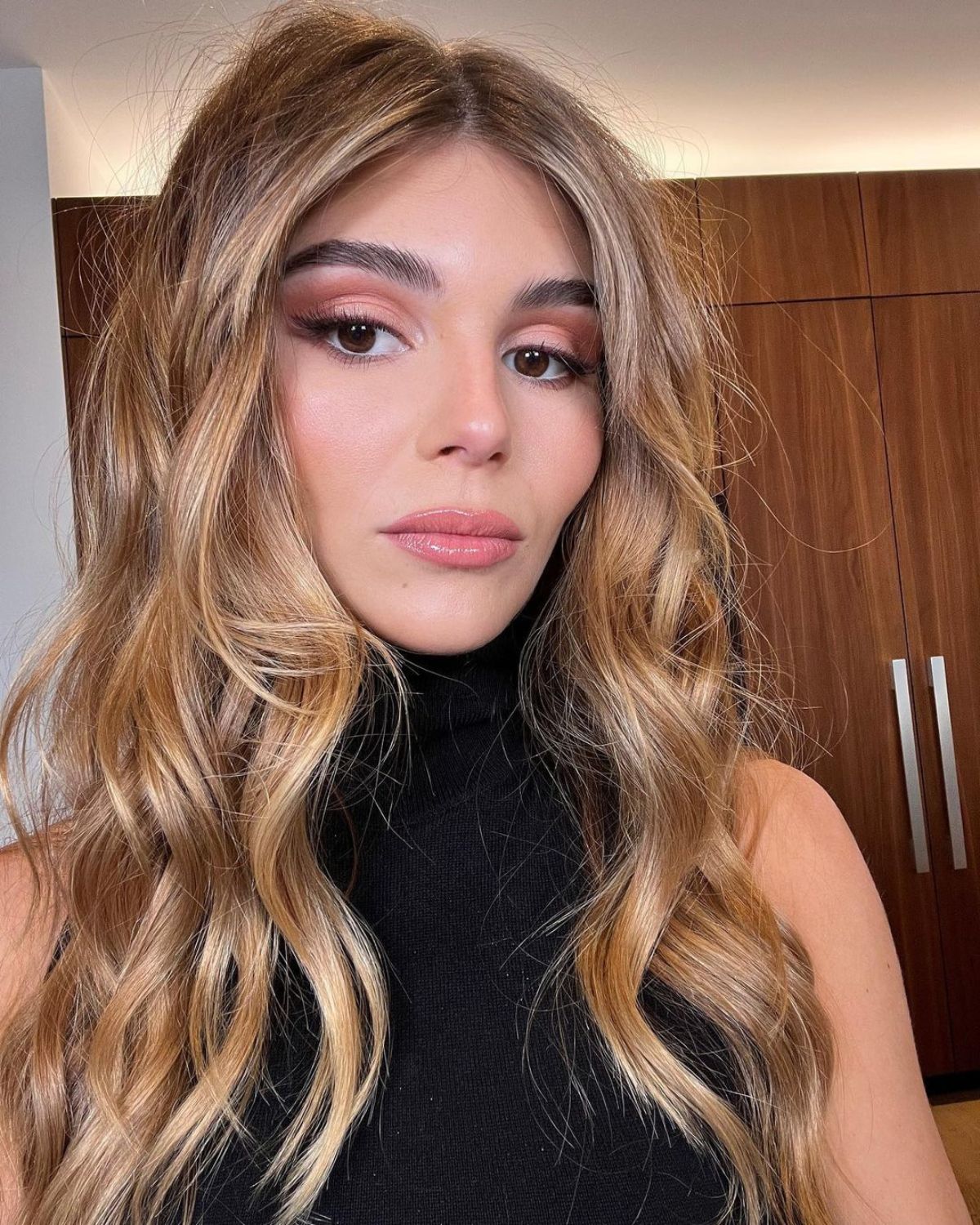 Soft Beige Blonde with Curtain Bangs Soft Beige Blonde with Curtain Bangs — Winter Hair Colors for Blondes