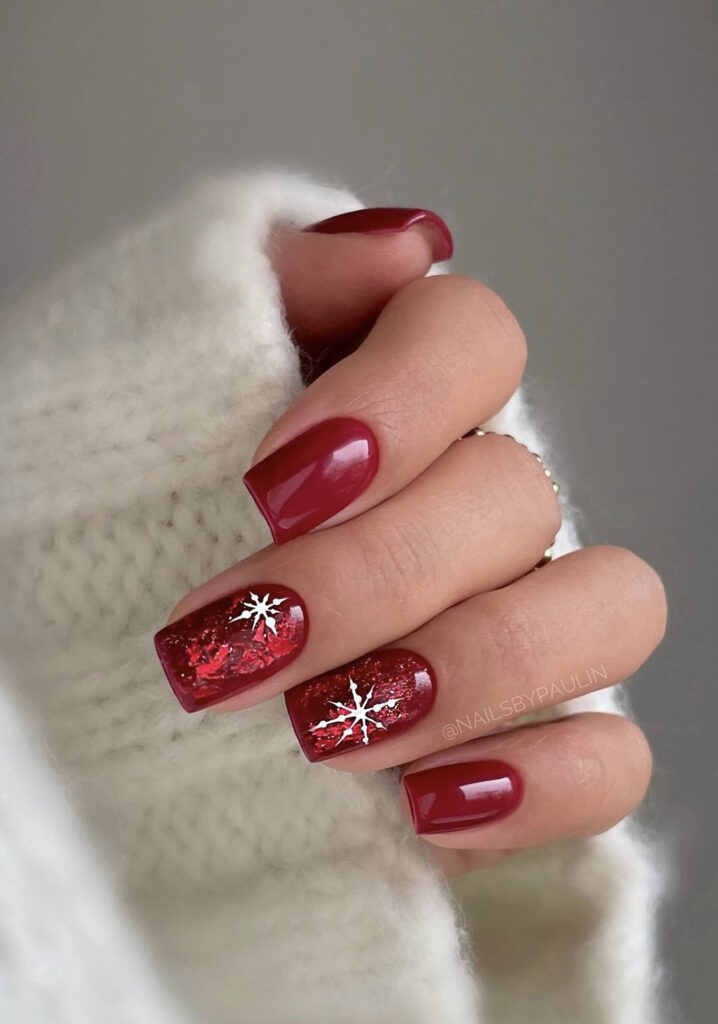 Deep Red Snowflake Glitter Nails Deep Red Snowflake Glitter Nails — Short Winter Gel Nails