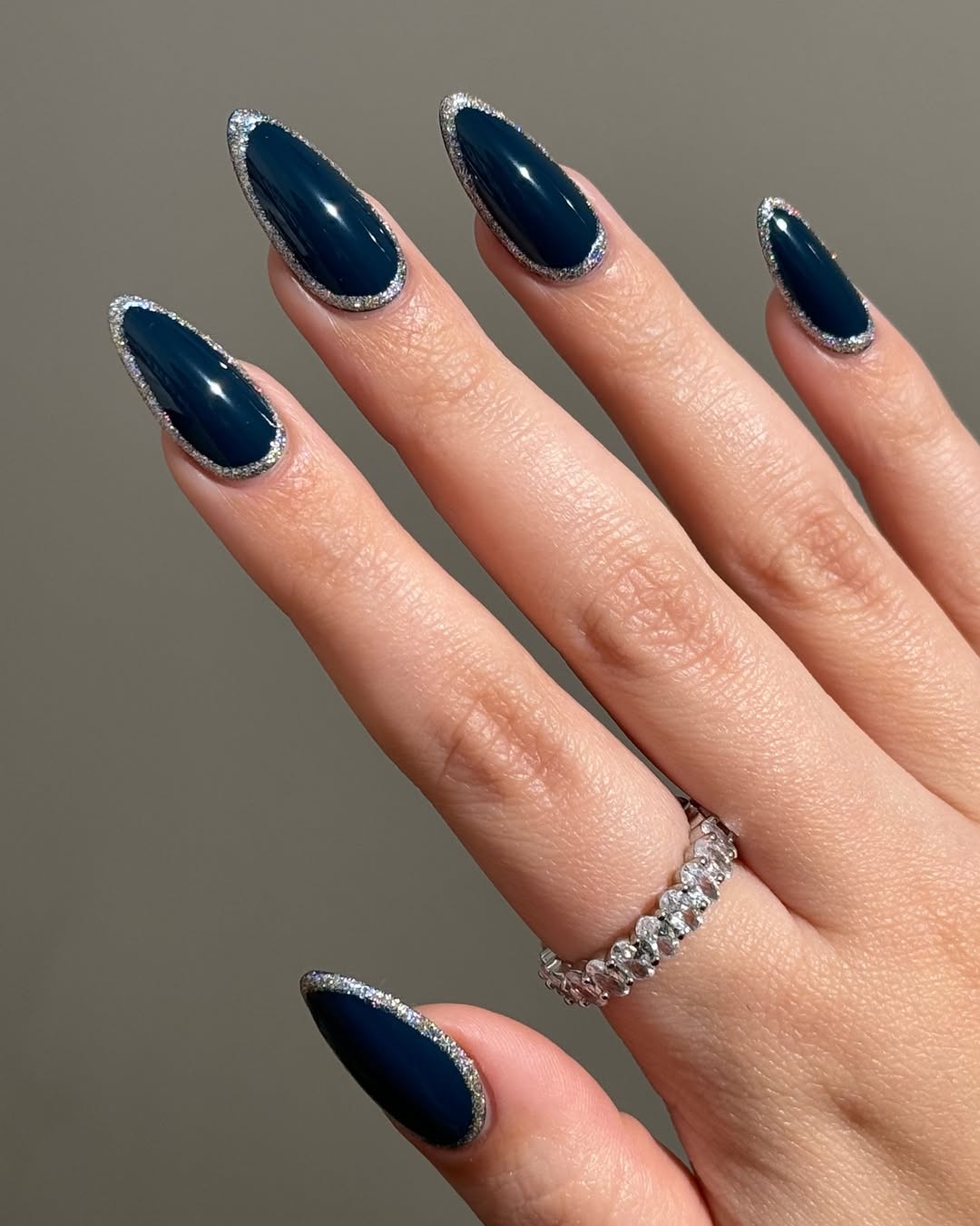 Navy Blue Glitter Outline Almond Nails Navy Blue Glitter Outline Almond Nails — Everyday Winter Nails