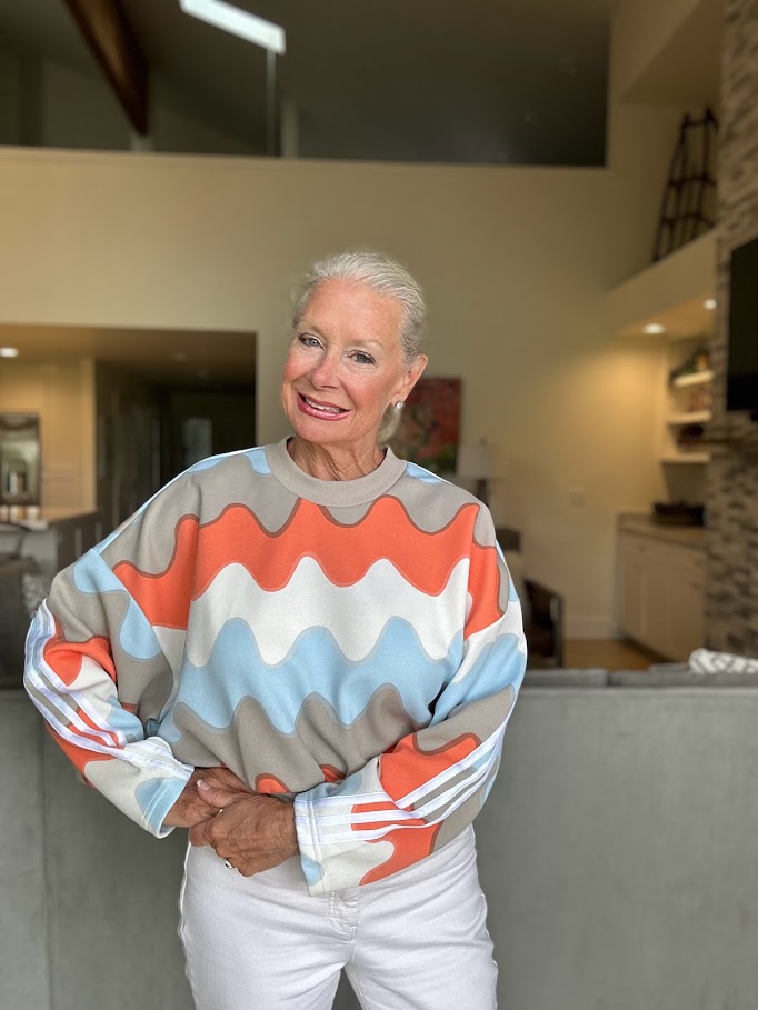 Oversized Patterned Sweatshirt with Crisp White Trousers Oversized Patterned Sweatshirt with Crisp White Trousers — Casual Winter Outfits for Women Over 50